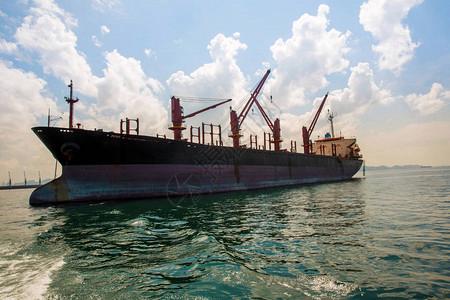 进出口业务和物流中的集装箱船用起重机将货物运送到港口国际水运鸟瞰